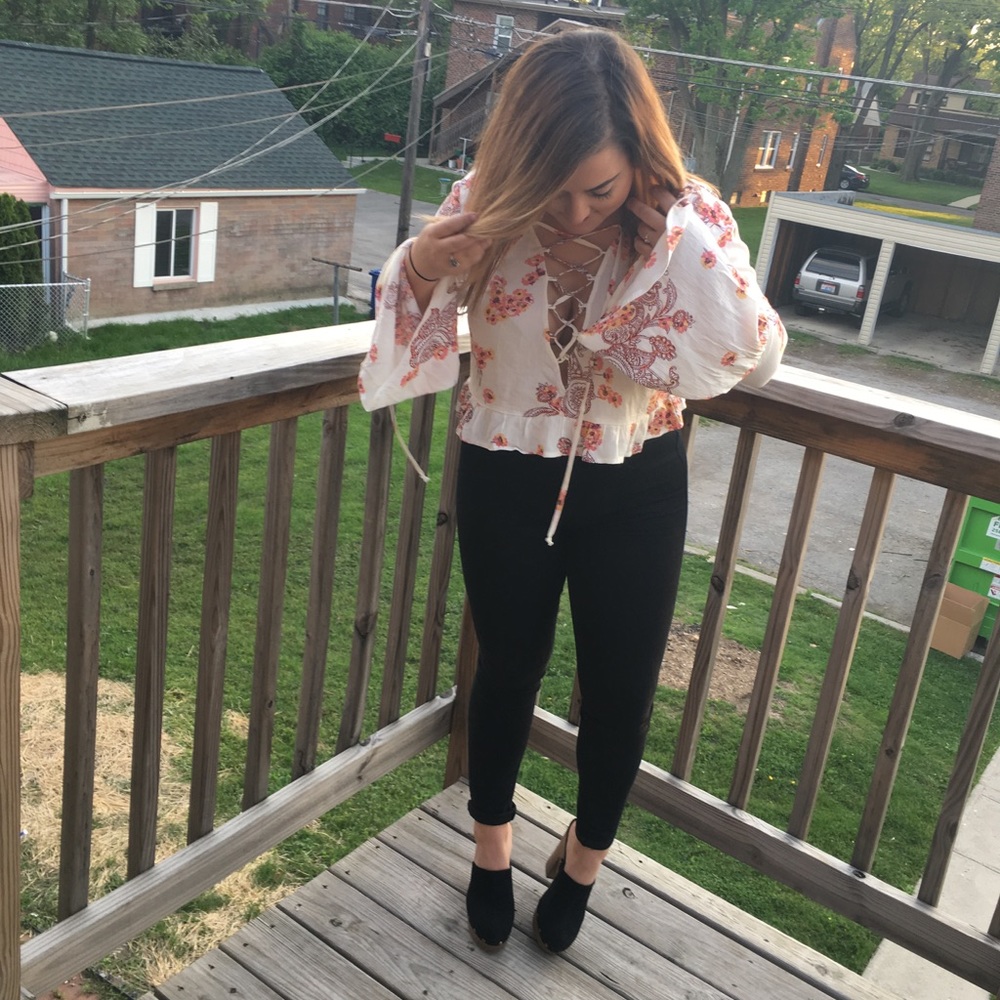 🌺Floral bell sleeve crop top